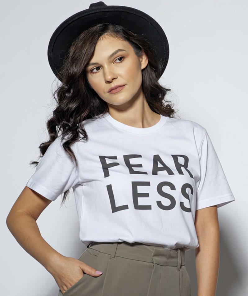 Model ce poarta tricoul alb Outspoken Fear Less din colectia Manifest